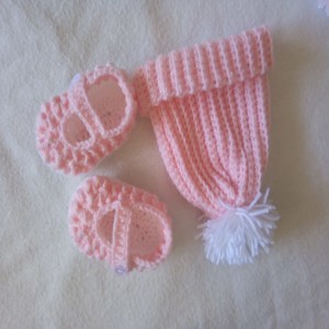 cute pink baby girl shoes and beanie hat, newborn shoes with matching hat, crochet 2 set baby-shower gift